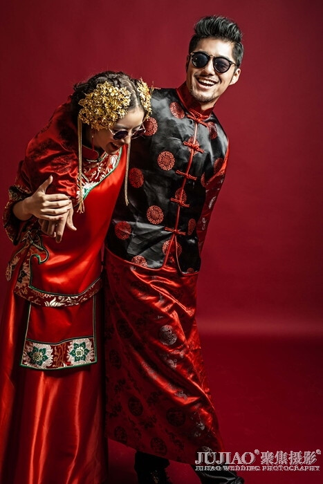 古典的中国红，代表着喜庆和吉祥，今天聚焦为您奉献古中国风婚纱照的新样片，让您感受到现代与古代的完美融合，将婚纱照变得更有乐趣更独特。