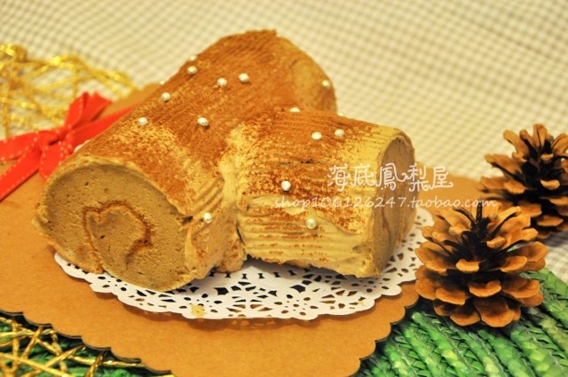 【法式bûche de Noël树干蛋糕】 可可味戚风蛋糕卷，搭配Cappuccino味淡奶。圣诞节的美味礼物~