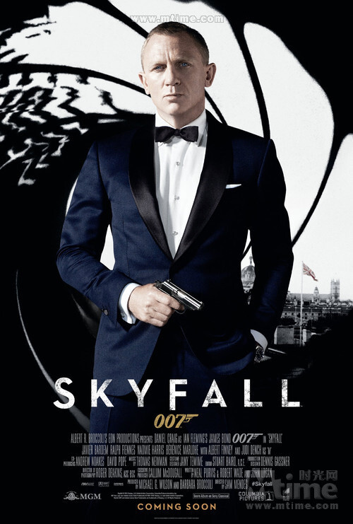 007：大破天幕杀机Skyfall(2012)当邦德的最新任务出现严重错误时，世界各地的数名地下特工被暴露，军情六处遭受攻击，迫使M夫人转移该机构。这些事件导致她的权威和地位受到情报与安全委员会的新主席马洛里(拉尔夫·费因斯饰)的强烈质疑。军情六处现在处于内忧外患的困境，M夫人只有一个她能够信任的助手：邦德。仅靠探员伊芙（娜奥米·哈里斯饰）的协助，007隐藏身份，秘密地循着线索，追踪到隐藏着致命动机的神秘人物席尔瓦(哈维尔·巴登饰)。