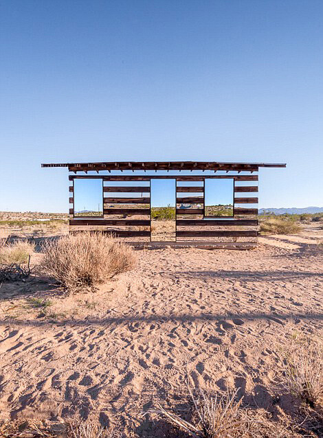 美国著名艺术家菲利普•k•史密斯三世(Phillip K. Smith III)是一名以在全美国范围内设计大型公共项目而闻名艺术界的建筑师。他创造这个艺术品的目的是，试图用光线、阴影和反射来展示沙漠的静谧和变化，让人们能够放慢脚步欣赏沙漠的景象。