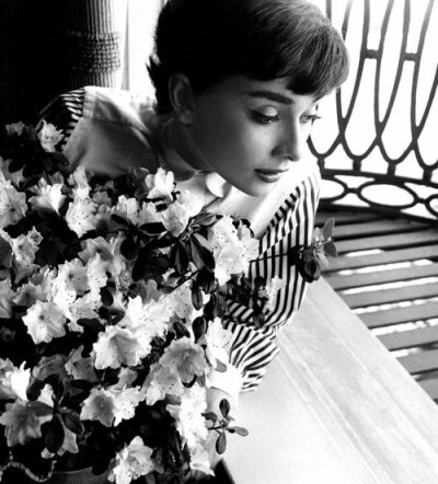 奥黛丽·赫本（Audrey Hepburn，1929年5月4日－1993年1月20日）。身为好莱坞最著名的女星之一，她以高雅的气质与有品味的穿着著称。生前主演的多部电影如《罗马假日》、《蒂凡尼的早餐》和《窈窕淑女》等至今仍为无数…