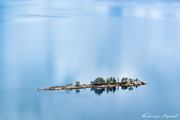  lake Pielinen, Koli国家公园，芬兰。摄影：Vladimir Markov。 因为冰川效应在Pielinen湖区侵蚀出无数的岛屿，即使去到Koli国家公园，你也不一定能找到这座仿佛飘在空中的小岛。