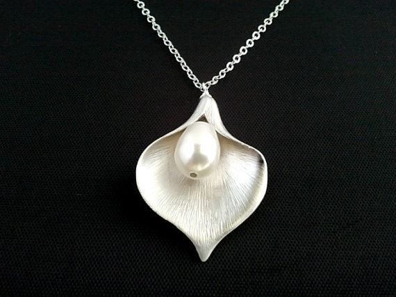 Lovely Calla lily with Pearl , charm, pendant, lariat, wedding, necklace, christmas gift, cocktail jewelry