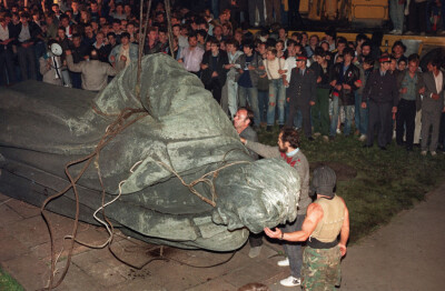 91年8月22日，在莫斯科的Lubyanskaya广场，人们目睹了克格勃创立者捷尔任斯基的雕像被推翻。