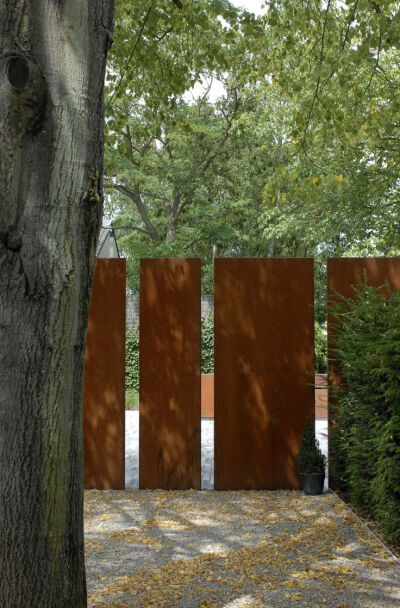 CorTen steel screening panels. By Filip Van Damme