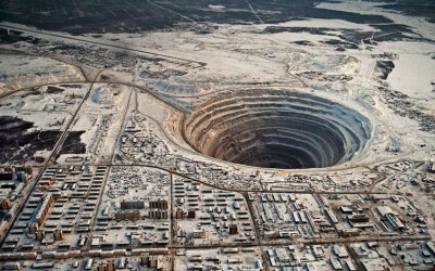 Mir Mine（和平号矿）是一座位于俄罗斯西伯利亚的钻石矿场，深525米，直径1200米，开建于1957年，在20世纪60年代，该矿场年产钻石约2000公斤，2011年该矿被永久关闭，http://t.cn/8kqP7u6。