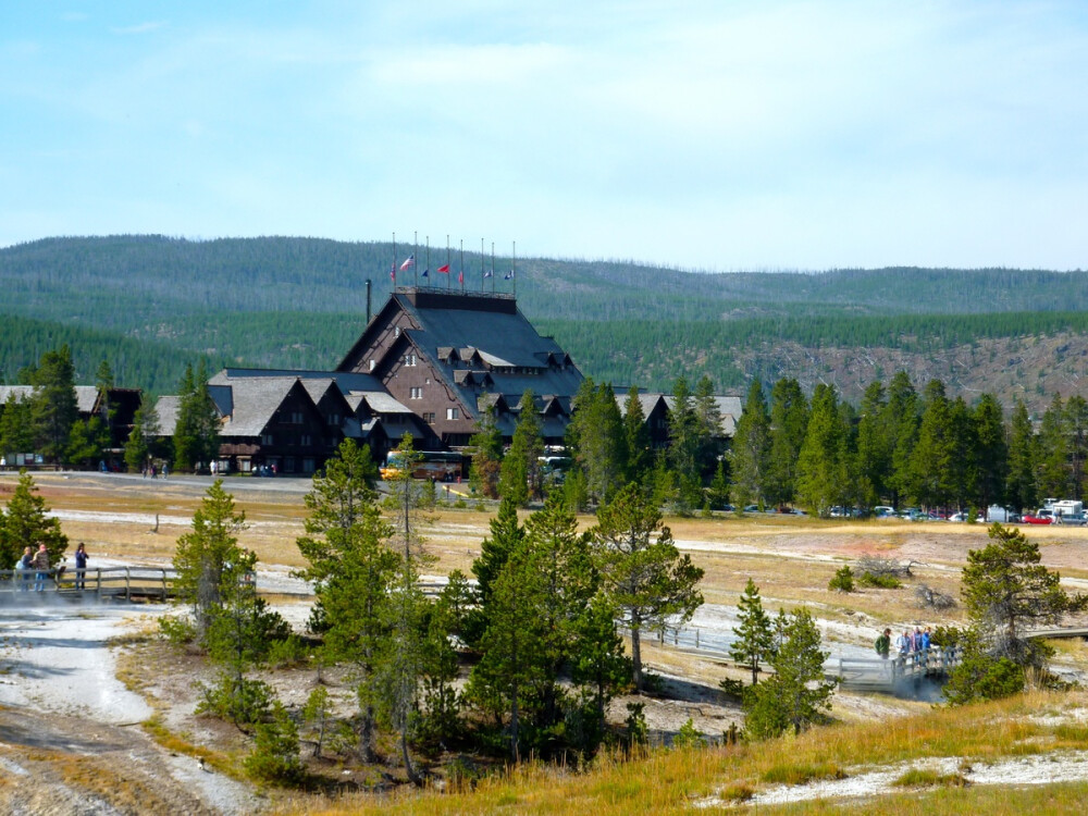 横跨怀俄明州、蒙大拿州、爱达荷州三州的黄石国家公园(Yellowstone National Park, Wyoming, Montana, Idaho)。