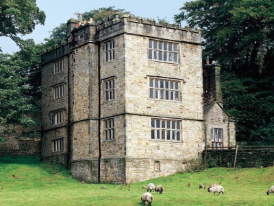 享有德比郡广阔山林美景的NORTH LEES HALL。