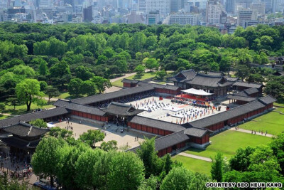 韩国 昌庆宫——朝鲜王朝王后和妃子们的居住场所的昌庆宫建于1483年，是发明了韩语字母表的世宗为退位的太宗而建的。