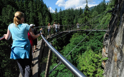 卡普兰奴吊桥公园（Capilano Suspension Bridge Park）建在温哥华，公园里的悬空走道每年吸引着大量游客。