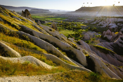 土耳其卡帕多奇亚（Cappadocia）的爱情谷附近：日出非常美丽。