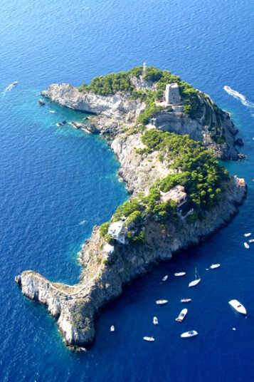 可供租赁的隐秘私人小岛——位于意大利阿玛尔菲海岸不远处的海豚型Li Galli island 曾接待过葛丽泰·嘉宝、索菲亚·罗兰和杰奎琳·肯尼迪等知名人士。