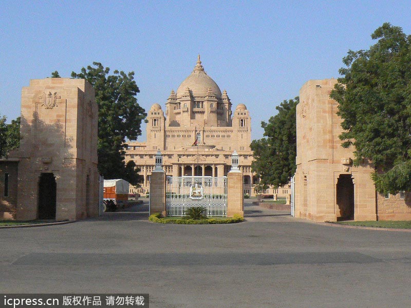 印度拉贾斯坦邦塔尔沙漠——乌麦•巴哈旺皇宫： 布莱德-皮特和安吉丽娜-朱莉带着亲生女儿什洛、养子马多克斯和养女撒哈拉前往印度渡周末，入住一万4千美元的乌麦-巴赫旺皇宫饭店套房。这里是仅次于英国伦敦白金汉宫的全球最大私人住宅。