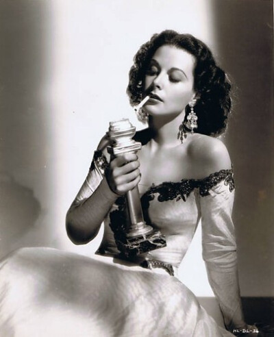 Hedy Lamarr 1914年11月9日出生于奥地利维也纳。 在那个黑白片时代，她被誉为“世界上最美丽的女人”，费雯·丽也因长得像她而倍感自豪。 1997年，已经83岁高龄的海蒂被授予了“电子国境基金”的先锋奖。