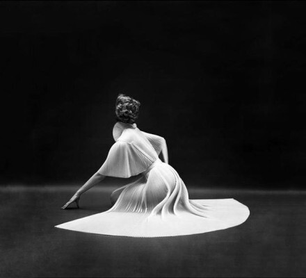 永恒之美 | 这是纽约时尚和广告摄影师摄影师Mark Shaw 在1953年拍摄的获奖作品，他曾为当时的众多顶级名人拍摄肖像，包括伊丽莎白.泰勒、奥黛丽.赫本。