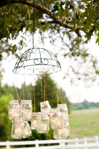 梅森瓶不仅可以作为婚礼路引、桌花、盛装甜品和饮料拉，还可以悬挂在空中做装饰哦~