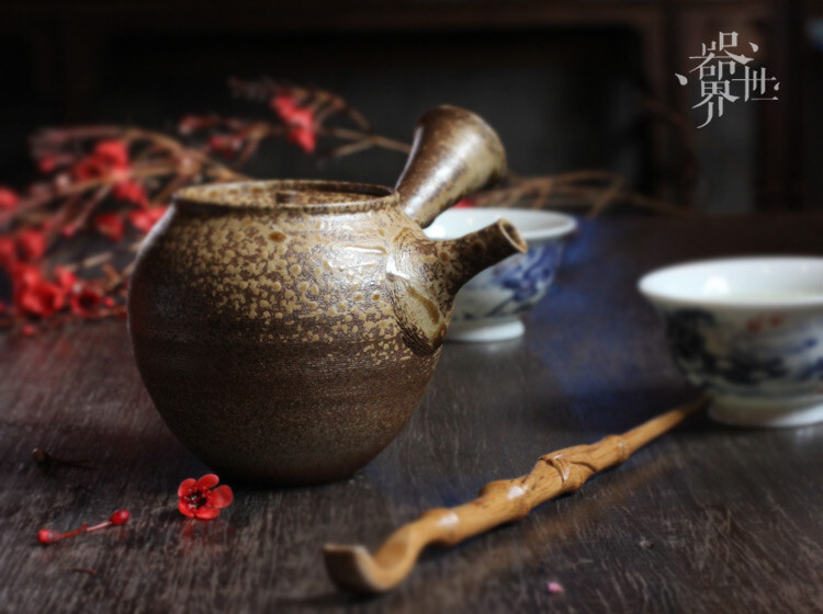 【器世界】粗陶茶具 纯手工#游佳 粗陶侧把壶# 陶瓷 茶具 茶壶,用以泡茶的器具。也可直接用茶壶来泡茶，独自酌饮。也可用小茶壶当茶盅用。 茶壶由壶盖、壶身、壶底和圈足四部分组成。壶盖有孔、钮、座等细部。壶身有口、延（唇墙）、嘴、流、腹、肩、把（柄、板）等细部。由于壶的把、盖、底、形的细微部分的不同，壶的基本形态就有近200种。