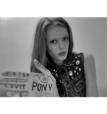 Frida loves Pony