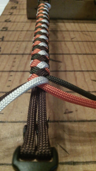 When you're ready to go beyond the traditional one or two strand bracelet this is a great guide on making a 4 Strand Paracord Braid with a Core and Buckle. #ParacordBraceletHQ