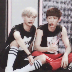 朴灿烈 金钟仁 隔壁家大爷大妈没事就爱在树荫底下扇着蒲扇聊天