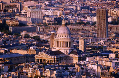 先贤祠 (le Pantheon)——位于巴黎市中心塞纳河左岸的拉丁区，于1791年建成，是永久纪念法国历史名人的圣殿。