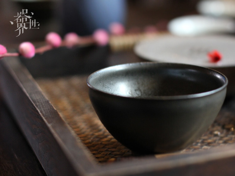 【器世界】粗陶茶具 茶杯 纯手工粗陶 #游佳 建盏品茗杯#陶瓷 -# 双12大促销 器世界精品茶具双12买一赠一#活动隆重登场，引爆网购狂欢。关注器世界精品茶具、双12当天在器世界精品茶具店购 购物满599即可获赠价值289元的手绘莲花系列单杯一只，购物满1299元送价值369元的钧瓷品茗杯一只