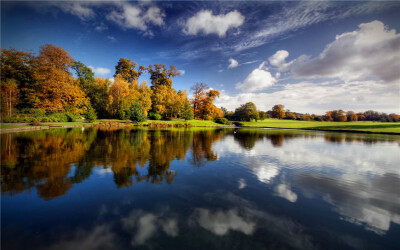 秋天降临在澄蓝的湖水中，倒影里永远是另一个梦幻的自己。