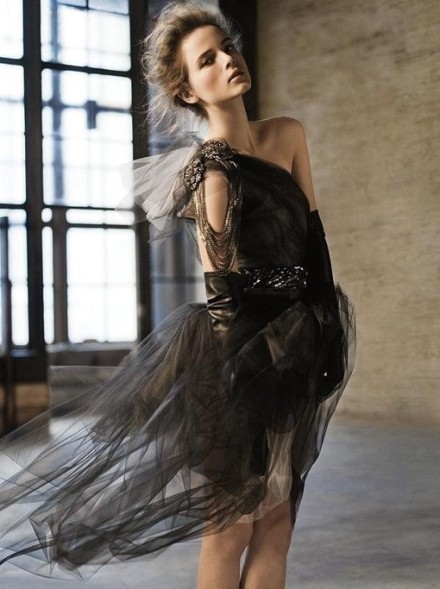 有时候，心里会突然冒出一种厌倦的情绪，觉得自己很累很累。只想放纵自己一回，希望能痛痛快快歇斯底里地疯一次。