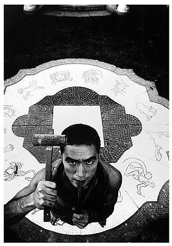 【摄影】Photographs of Yukio Mishima (三島 由紀夫) in his home from Ba-ra-kei: Ordeal by Roses (薔薇刑), 1961-1962 by Eikoh Hosoe (細江 英公)