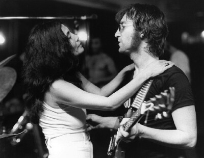 John Lennon & Yoko Ono丨1980年的今天，列侬被歌迷枪杀