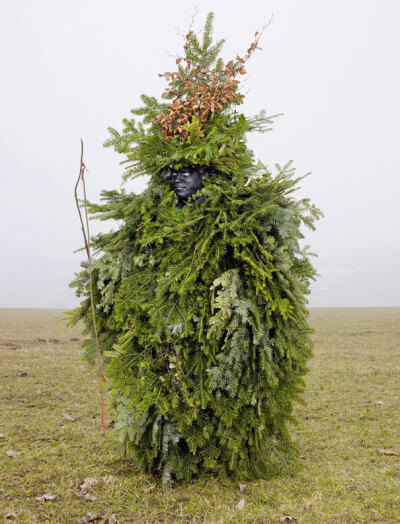 现存一些原始部落的节日服饰，人装扮成野兽或怪物的传统，可追溯到新石器时代。