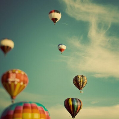 热气球是一个梦，带我去遥远的地方飞翔。
