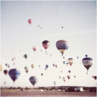 热气球是一个梦，带我去遥远的地方飞翔。
