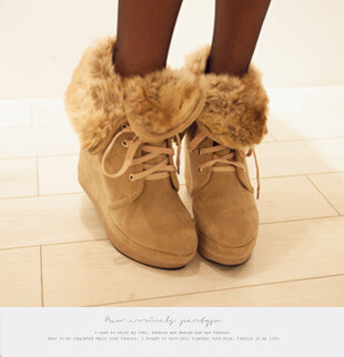 韩国官网同款超显瘦毛毛翻边系带坡跟及踝短靴（色）