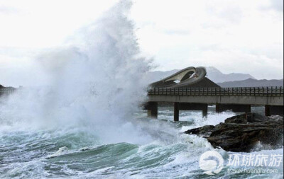 The Atlantic 公路（挪威）： 这条沿挪威海岸线的公路造型新潮，像是被来回翻转过了一样。