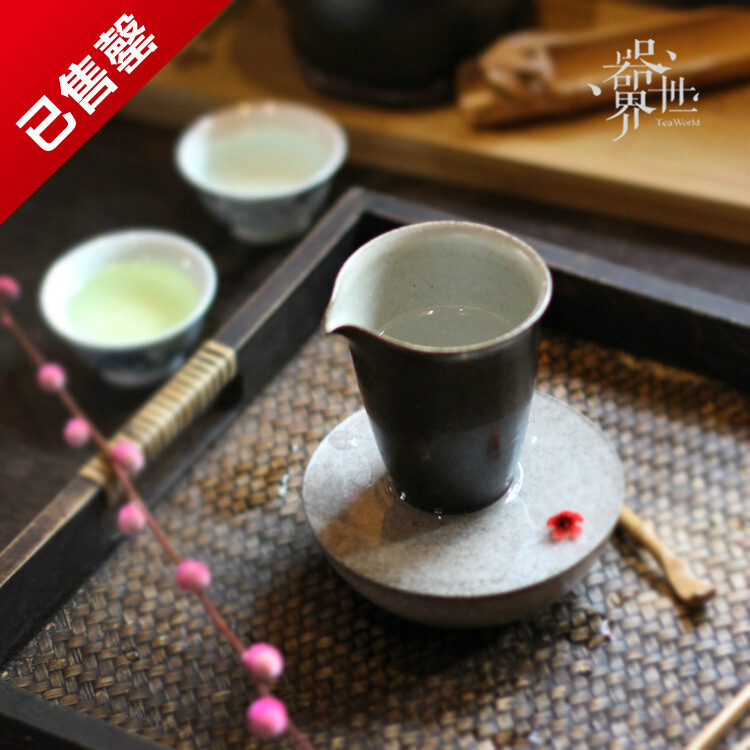 【器世界】粗陶公道杯#1212茶具年终盛典-双12来了 器世界精品茶具双12买一赠一#活动隆重登场，引爆网购狂欢。关注器世界精品茶具、双12当天在器世界精品茶具店购 购物满599即可获赠价值289元的手绘莲花系列单杯一只，购物满1299元送价值369元的钧瓷品茗杯一只