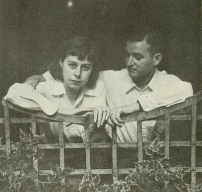 卡森·麦卡勒斯（Carson McCullers）和丈夫利夫斯（Reeves）。（卡森·麦卡勒斯，20世纪美国最重要的作家之一。代表作品：《心是孤独的猎手》，《黄金眼睛的映象》）