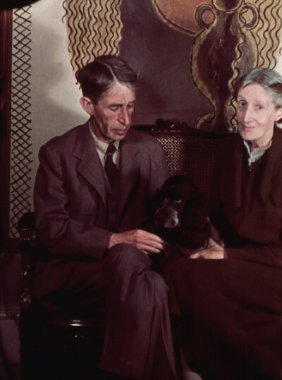 伍尔芙与伦纳德（图注：Photo of Virginia Woolf and Leonard Sidney Woolf by Gisele Freund. ）