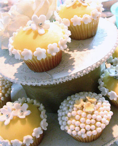 Flowers and Pearls Wedding Cupcakes Ideas