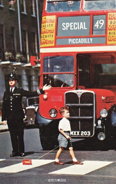 1960年代，伦敦，过街的小男孩.