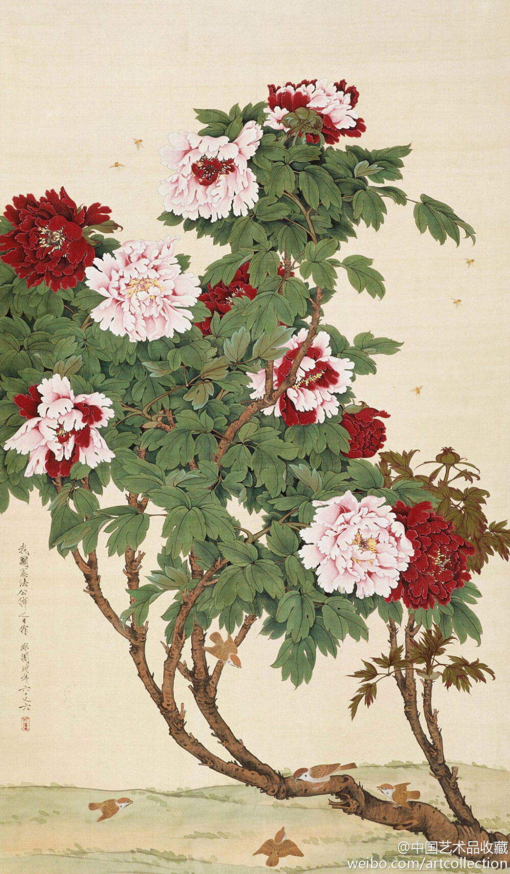 【 于非闇 《牡丹蜂雀》 】绢本设色，147.5×85cm，1954年作，中国美术馆藏。 画家采用了低视点的表现手法，背景不画一物，用一片纯净来衬托风姿绰约的牡丹。牡丹枝干遒劲，在碧叶繁茂中花朵盛开，数点蜜蜂忙忙碌碌，围着花朵转来转去，四只小雀在枝干间嬉戏，欣欣向荣的富贵之气溢满画面。