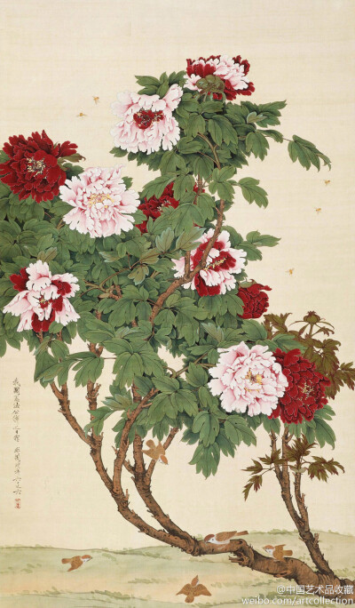 【 于非闇 《牡丹蜂雀》 】绢本设色，147.5×85cm，1954年作，中国美术馆藏。 画家采用了低视点的表现手法，背景不画一物，用一片纯净来衬托风姿绰约的牡丹。牡丹枝干遒劲，在碧叶繁茂中花朵盛开，数点蜜蜂忙忙碌碌，…