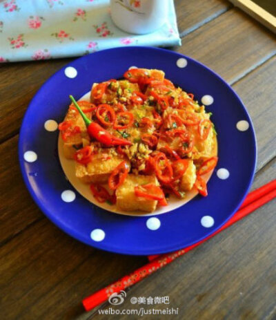 #教你做#豆腐的完美变身之【椒盐炸豆腐】炸豆腐要用小火慢炸哦~吃的时候还可以蘸点酱油，也可以蘸香甜醋，增加口味。 做法分享戳这里&gt;&gt;&gt;http://t.cn/8kUOn9S
