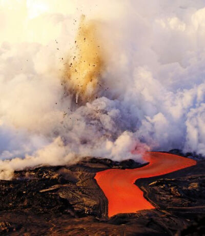 《基拉韦厄火山喷发》：基拉韦厄火山是夏威夷大岛最年轻的火山。摄影师说：“这是我有生以来最危险的一次拍摄经历。2000华氏度的熔岩在一个不稳定的沟渠中流淌，我脚下的熔岩管发生断裂。我决定穿过熔岩管，到另一边…