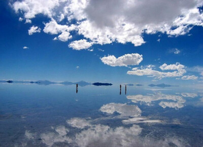 玻利维亚的乌尤尼盐沼(Uyuni Salt Flat)，海拔3656米。被称为“天空之镜”!是全世界旅游爱好者的梦想之地。来到这里就仿佛来到了仙境，整个世界都变得通透明净。这里也被誉为“最接近天堂的地方”。