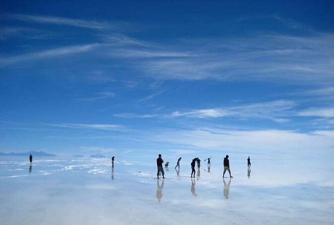 玻利维亚的乌尤尼盐沼(Uyuni Salt Flat)，海拔3656米。被称为“天空之镜”!是全世界旅游爱好者的梦想之地。来到这里就仿佛来到了仙境，整个世界都变得通透明净。这里也被誉为“最接近天堂的地方”。