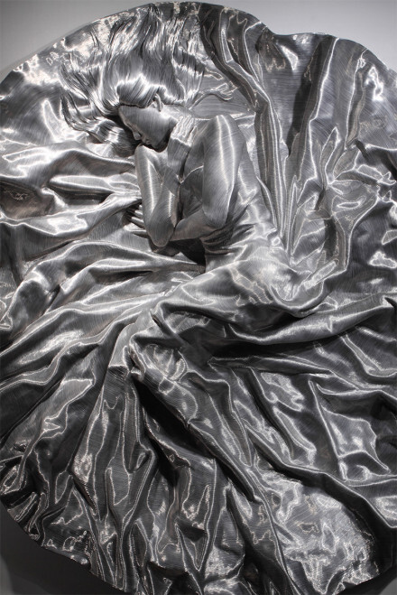 韩国艺术家Seung Mo Park，创造了一系列新的令人难以置信的复杂的雕塑作品，这些雕塑使用铝线再外围无数层层紧紧缠绕裹住玻璃纤维的本体雕塑。