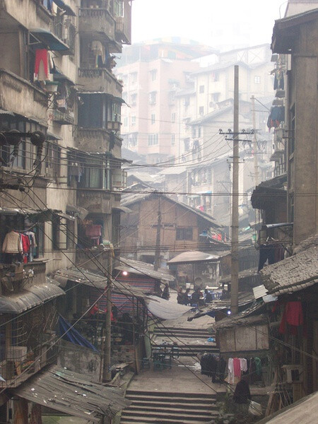 好像我高中学校对面的街道那边 全是这样老旧的住宅区