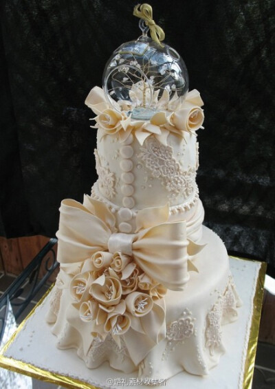 #婚礼蛋糕# 9个精致、美丽的婚礼蛋糕 http://t.cn/zRXJLx2