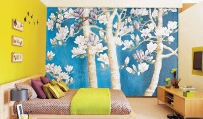 此款卧室整面墙使用彩绘，床头背景墙使用黄色墙漆，绘以蝴蝶和照片墙形成照应;而床侧面采用一体式田园色彩风格的彩绘，运用海蓝色的主色与床头的黄色搭配，创造出和谐的色彩感。卧室以树、花和蝴蝶的元素给人一种生…
